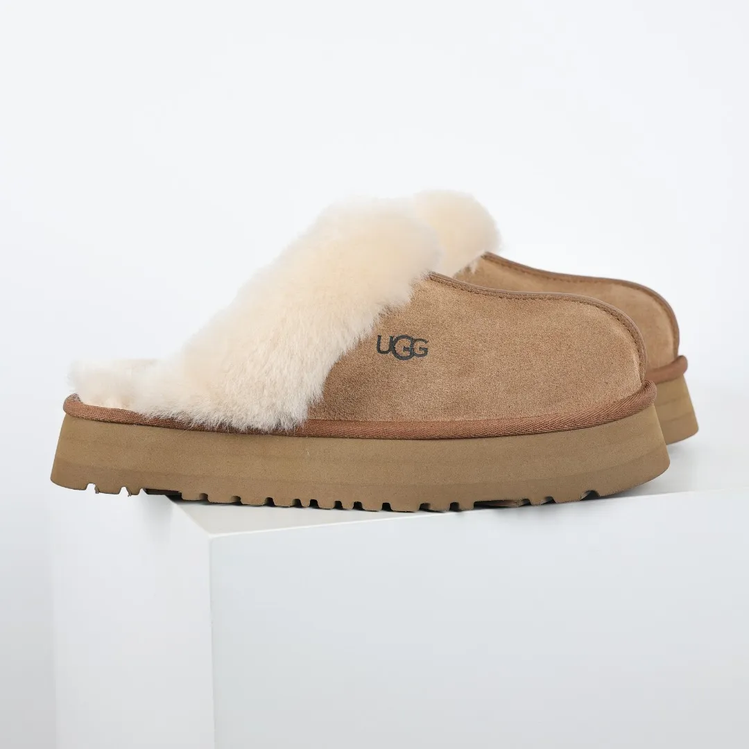 Pick up locally 💰520 Core recommendation with good price In recent years, uug has launched a series of styles, which are partially geared towards the preferences of young consumers and have also moved to the forefront of fashion trends. Shoe body material: water-repellent coated suede upper, 17mm UGGPURE™ implanted wool insole, lightweight non-slip and comfortable rubber outsole, with brand LOGO and trademark, with full packaging Size: 35 36 37 38 39 40
